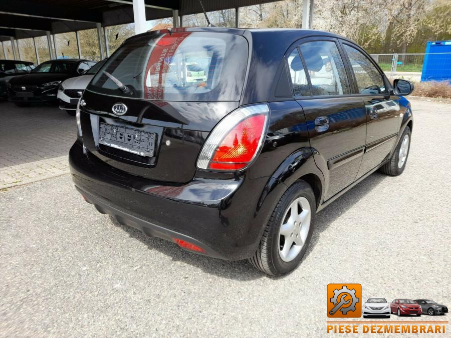 Aripa spate kia rio 2010