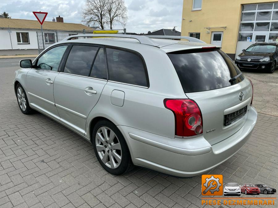 Proie ceata toyota avensis 2005